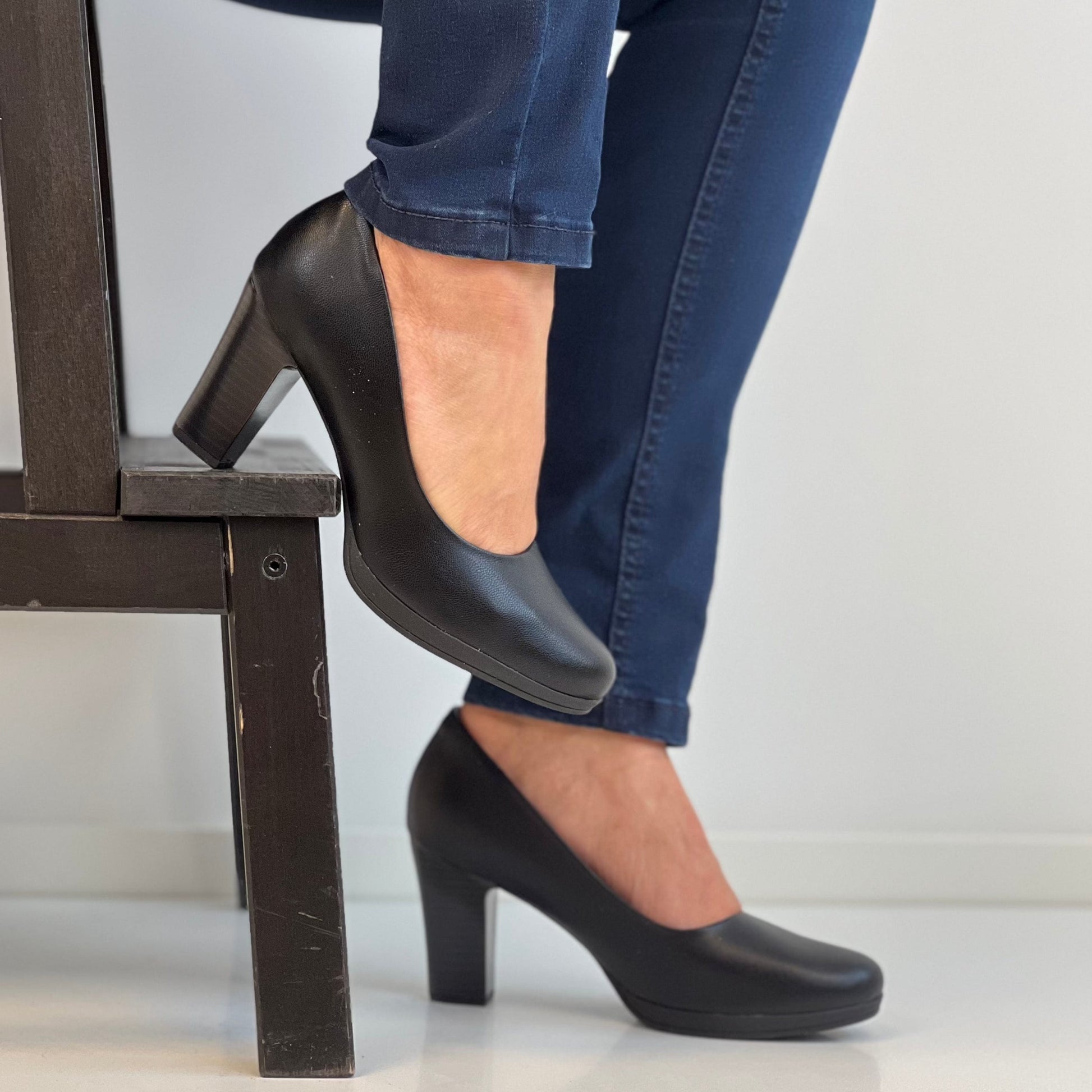 Black clearance leather pumps