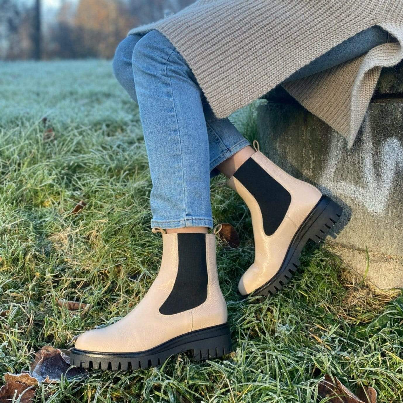 Light beige best sale chelsea boots